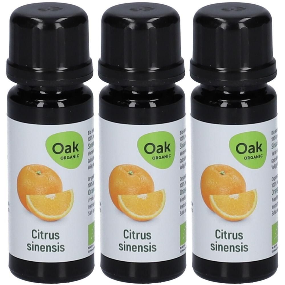Trois flacons d'huile essentielle Oak Organic Citrus sinensis. Chaque flacon présente une orange et une tranche d'orange.