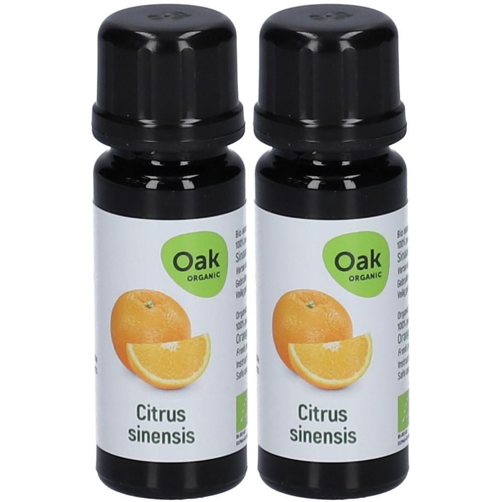 Twee flesjes Oak Organic Citrus sinensis etherische olie met sinaasappelafbeeldingen.