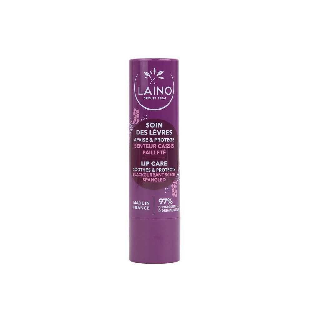 Baume à lèvres cassis, entouré de textures violettes et de gouttes.