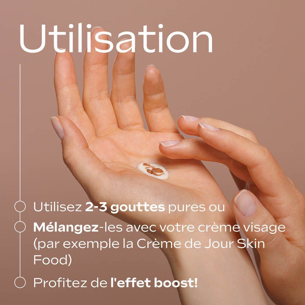Mains avec Weleda Sunkissed Bronzing Serum Drops.