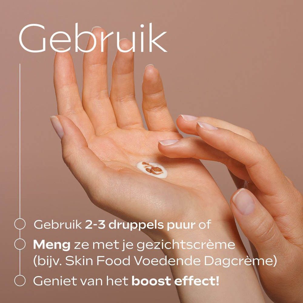 Handen met Weleda Sunkissed Bronzing Serum Drops.