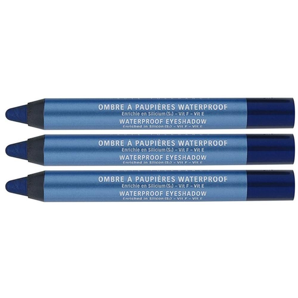 Drie donkerblauwe, waterdichte oogschaduwpotloden met tekst.