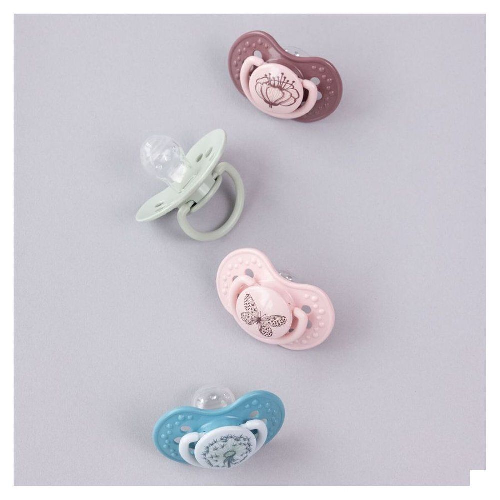 Quatre sucettes de différentes couleurs et motifs : pissenlit, papillon.