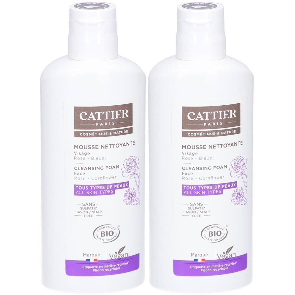 Twee witte flessen Cattier reinigingsschuim met paars etiket en bloemenpatroon.