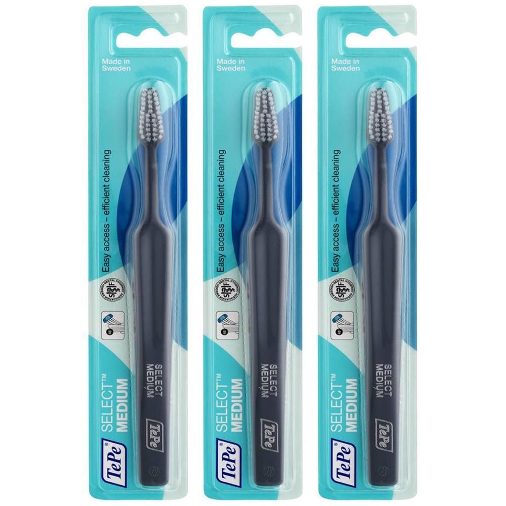 Trois brosses à dents TePe Select Medium en emballage individuel. Manche gris foncé, poils medium.