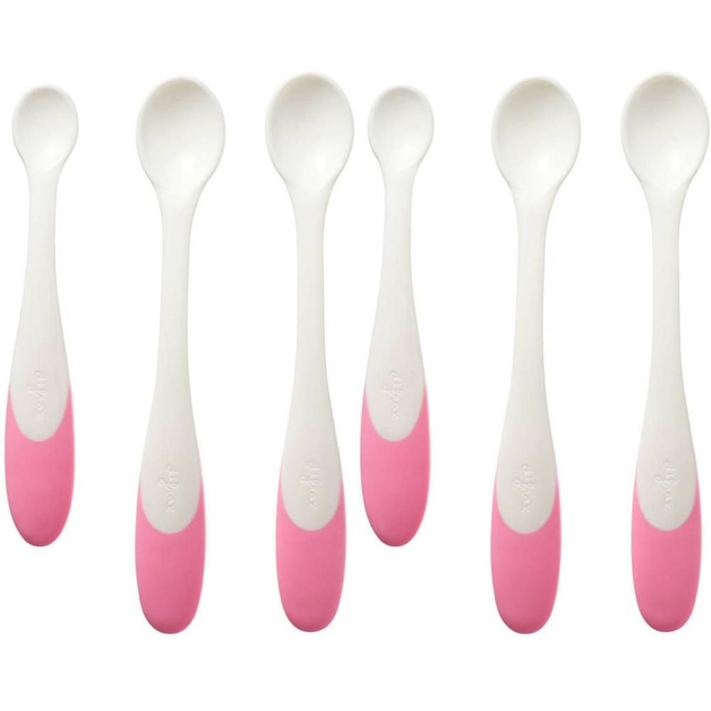 Zes witte lepels met roze handvatten, twee verschillende maten.