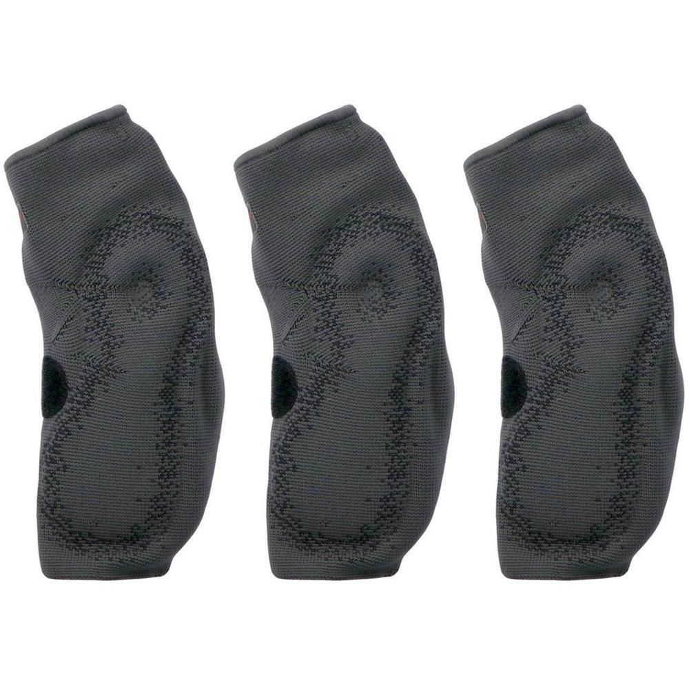 Drie grijze elleboogbandages met zwart kussentje en patroon.