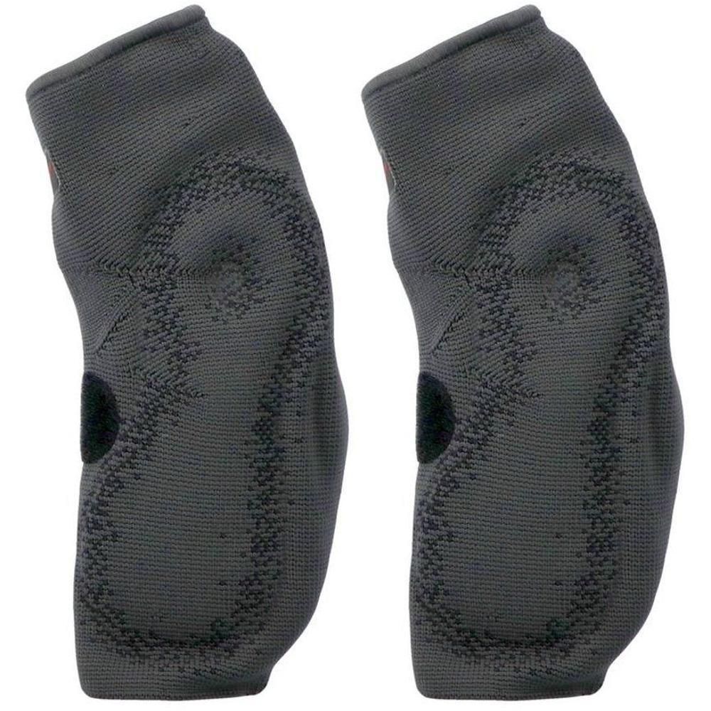 Twee grijze, gebreide elleboogbraces met zwart kussentje en patroon.