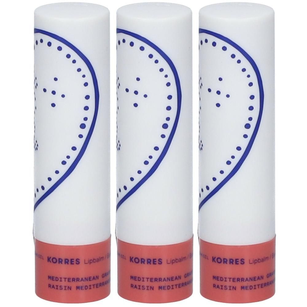 Drie witte lippenbalsemstiften met blauwe versieringen en rode onderkant. Korres-logo en productnaam zichtbaar.
