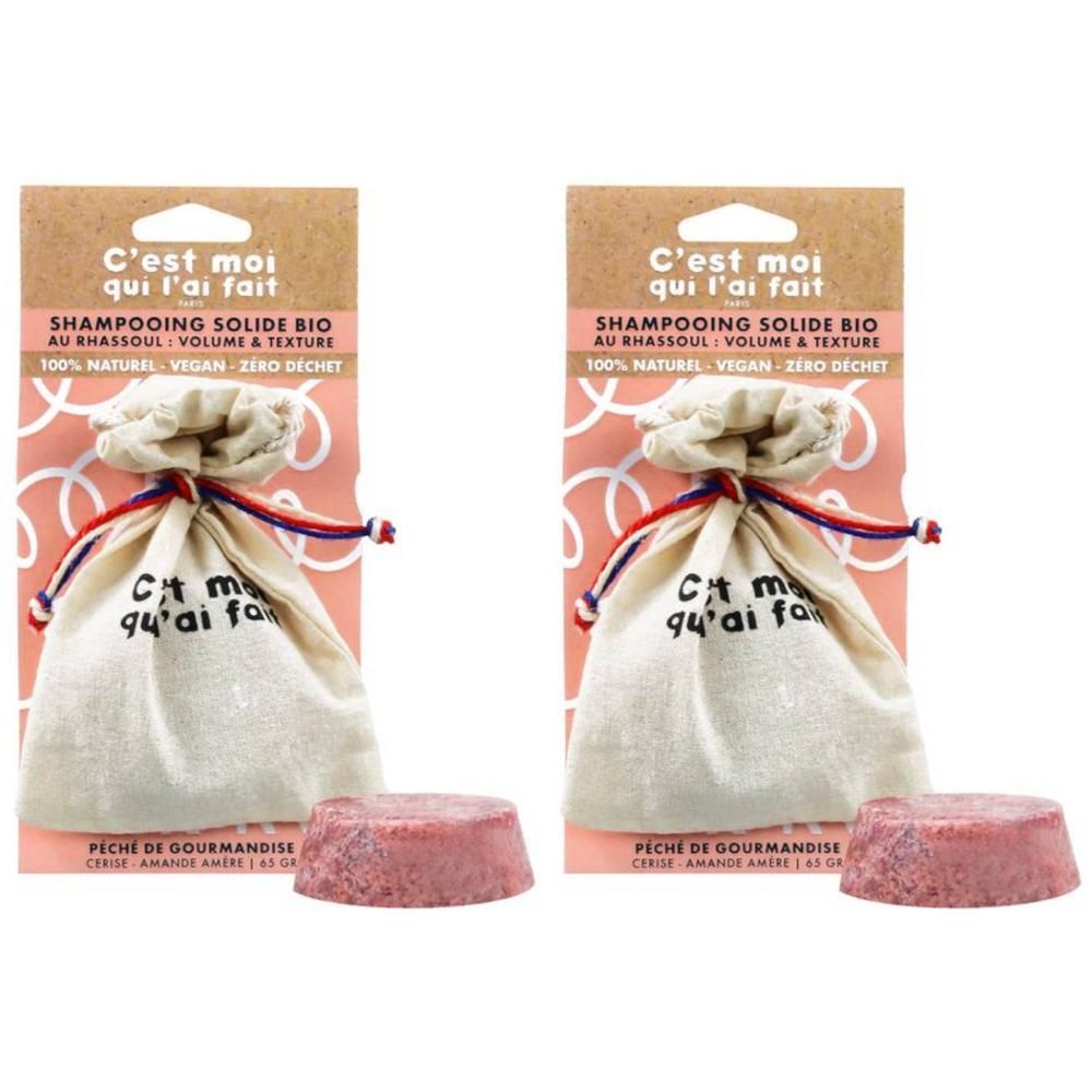 Deux shampoings solides bio en sachet imprimé. Un pain est à côté.