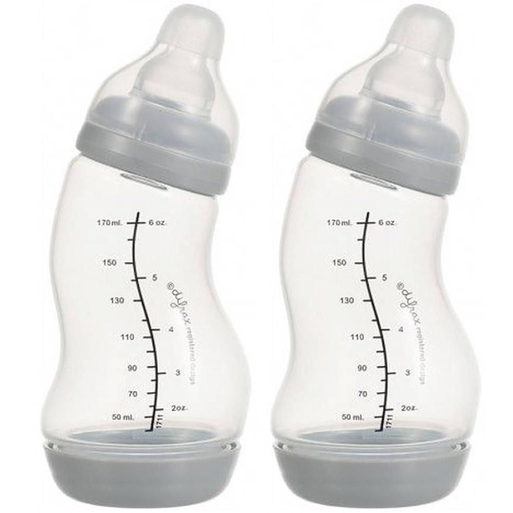 Twee schuine, doorzichtige babyflessen met grijze ringen en maatverdeling tot 170 ml.