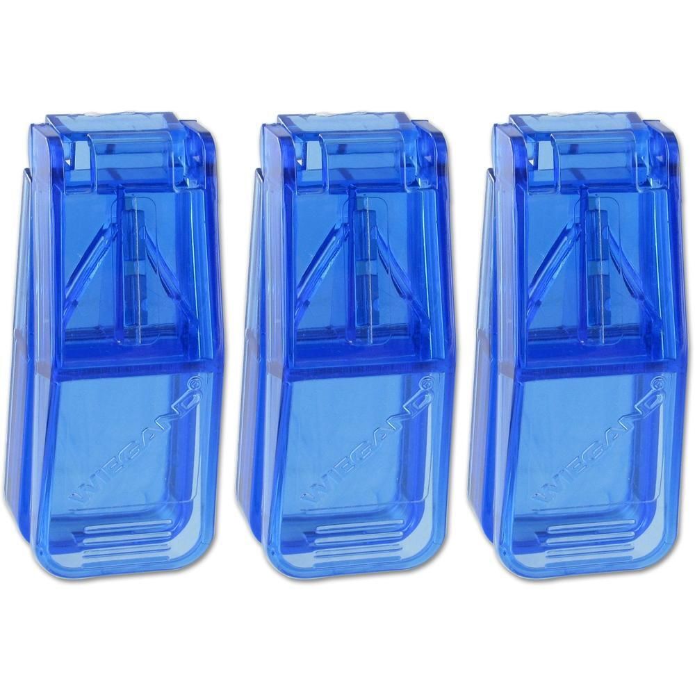 Trois coupe-pilules bleus en plastique avec lame intégrée.