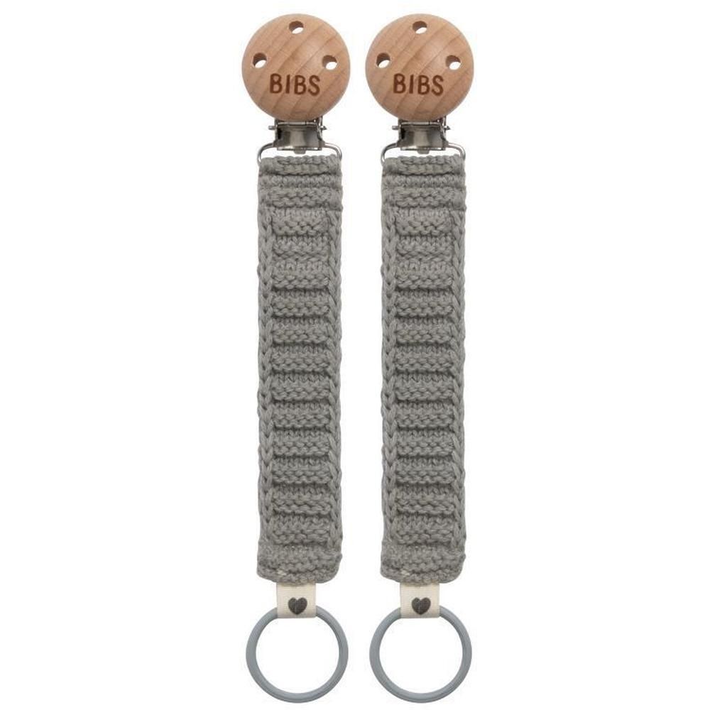 Deux attaches-sucette en tricot gris avec poignées en bois et clips.