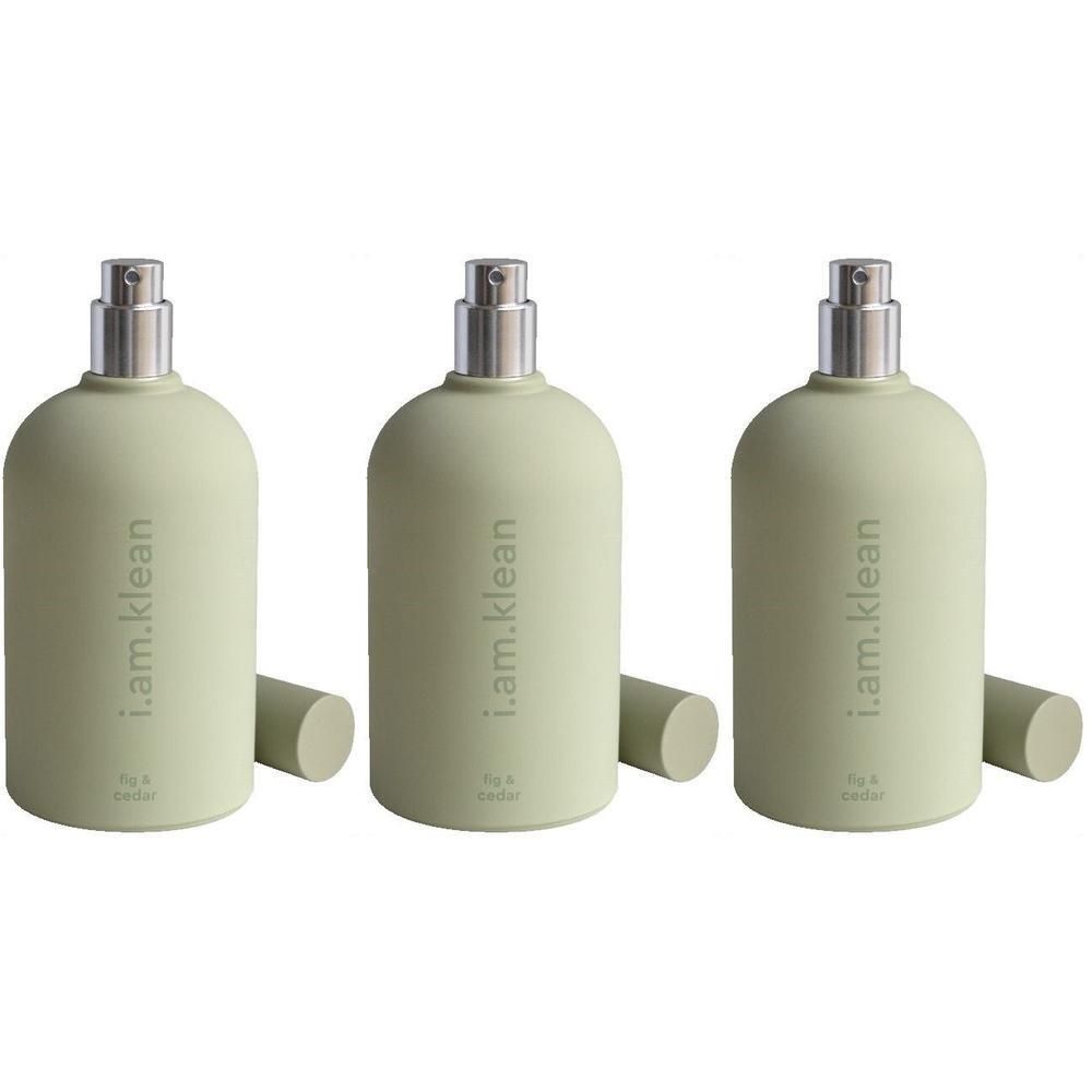 Trois vaporisateurs vert pâle avec bouchons argentés. Texte sur les bouteilles : i.am.klean, Figue & Cèdre.