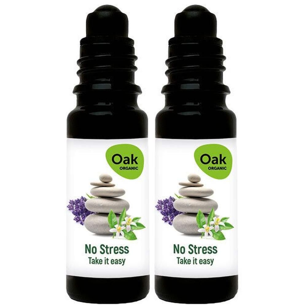 Twee zwarte roll-on flesjes met "Oak Organic No Stress" etiket, met gestapelde stenen en lavendel.