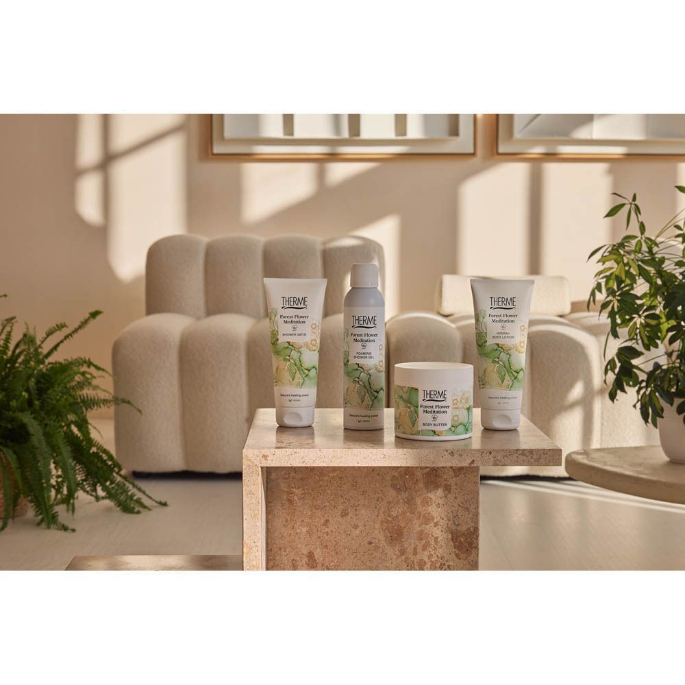 Plusieurs produits THERME 'Forest Flower Meditation' sur une table d'appoint.
