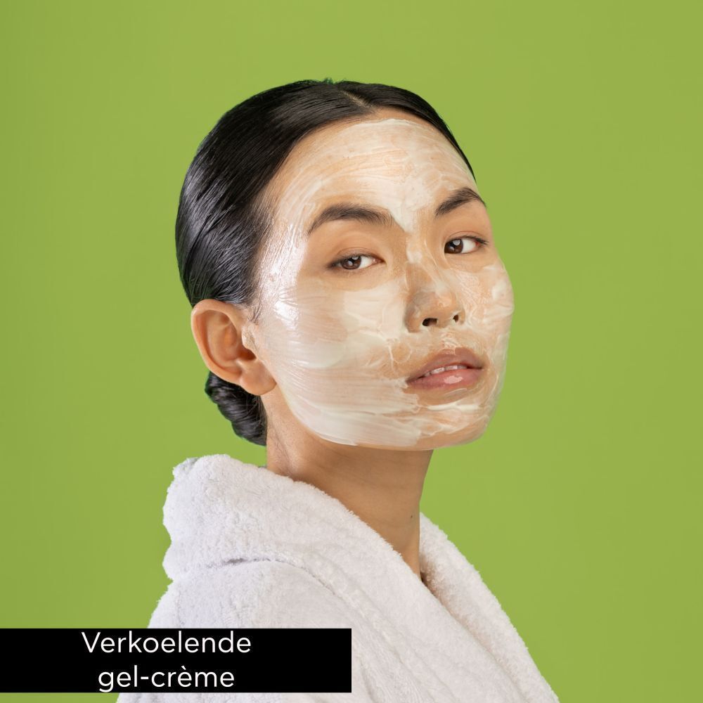 Vrouw met verkoelende gel-crème masker.