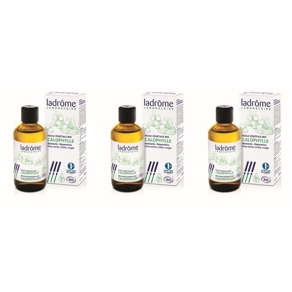 Trois flacons d'huile végétale Ladrôme Calophylle avec emballage. Liquide clair dans des bouteilles en verre brun avec étiquettes blanches.