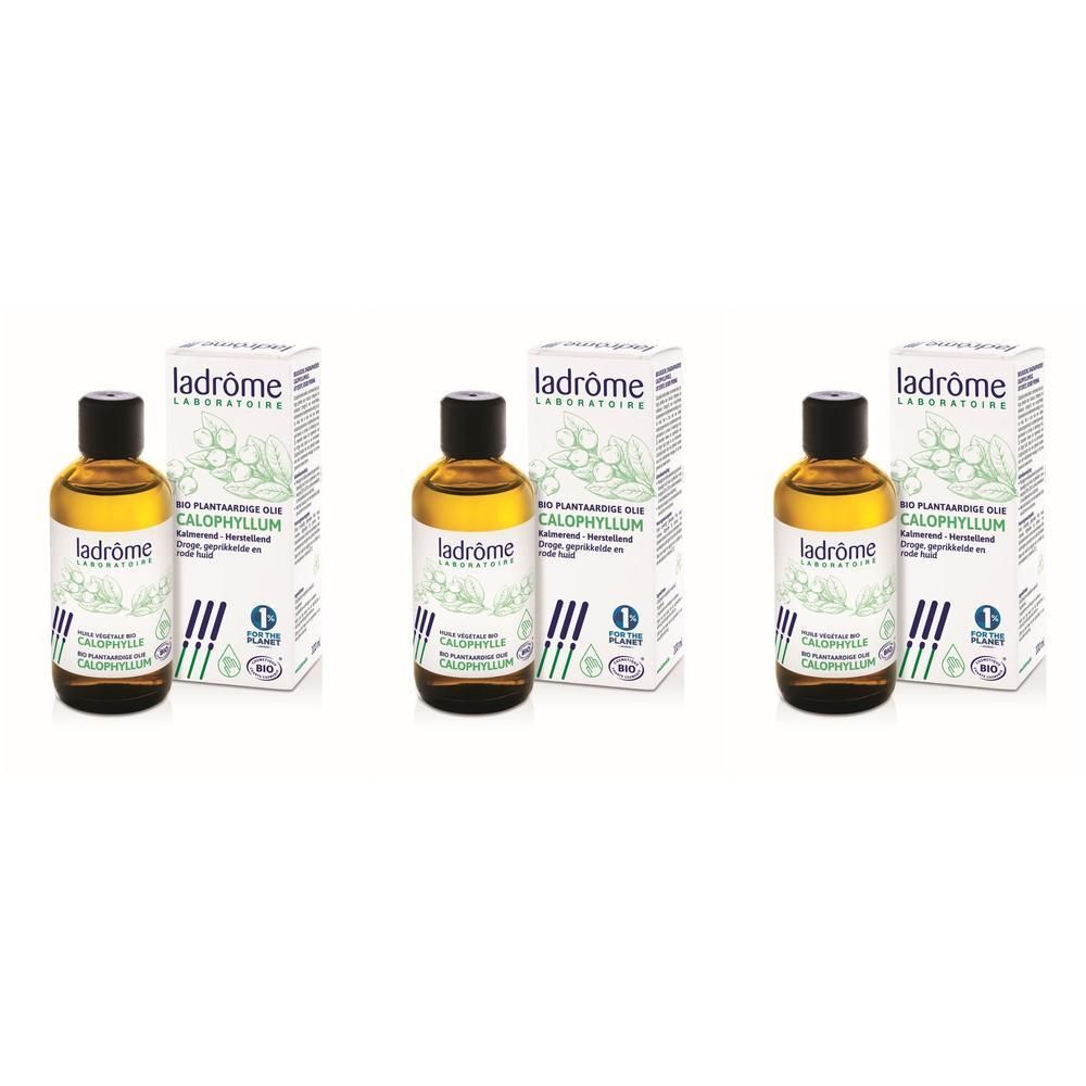 Drie flessen Ladrôme Calophylle plantaardige olie met verpakking. Heldere vloeistof in bruine glazen flessen met witte etiketten.