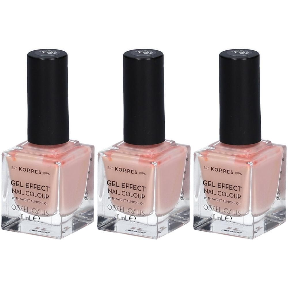 Trois flacons de vernis à ongles Korres couleur Candy Pink avec bouchon noir. Flacons en verre transparent avec étiquette.