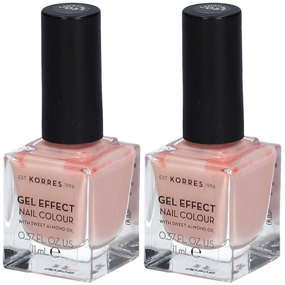 Deux flacons de vernis à ongles Korres Gel Effect rose.