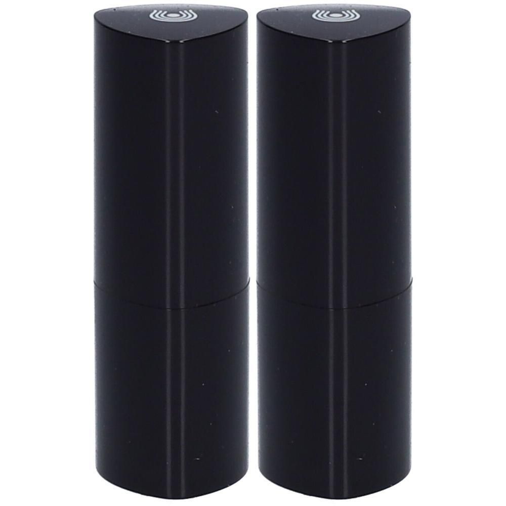 Twee zwarte lippenstiftkokers met driehoekige doppen en een logo.