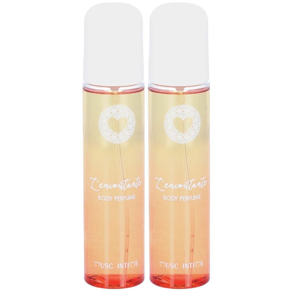 Deux flacons de parfum corporel avec bouchon blanc et symbole de cœur. Le liquide est jaune orangé.