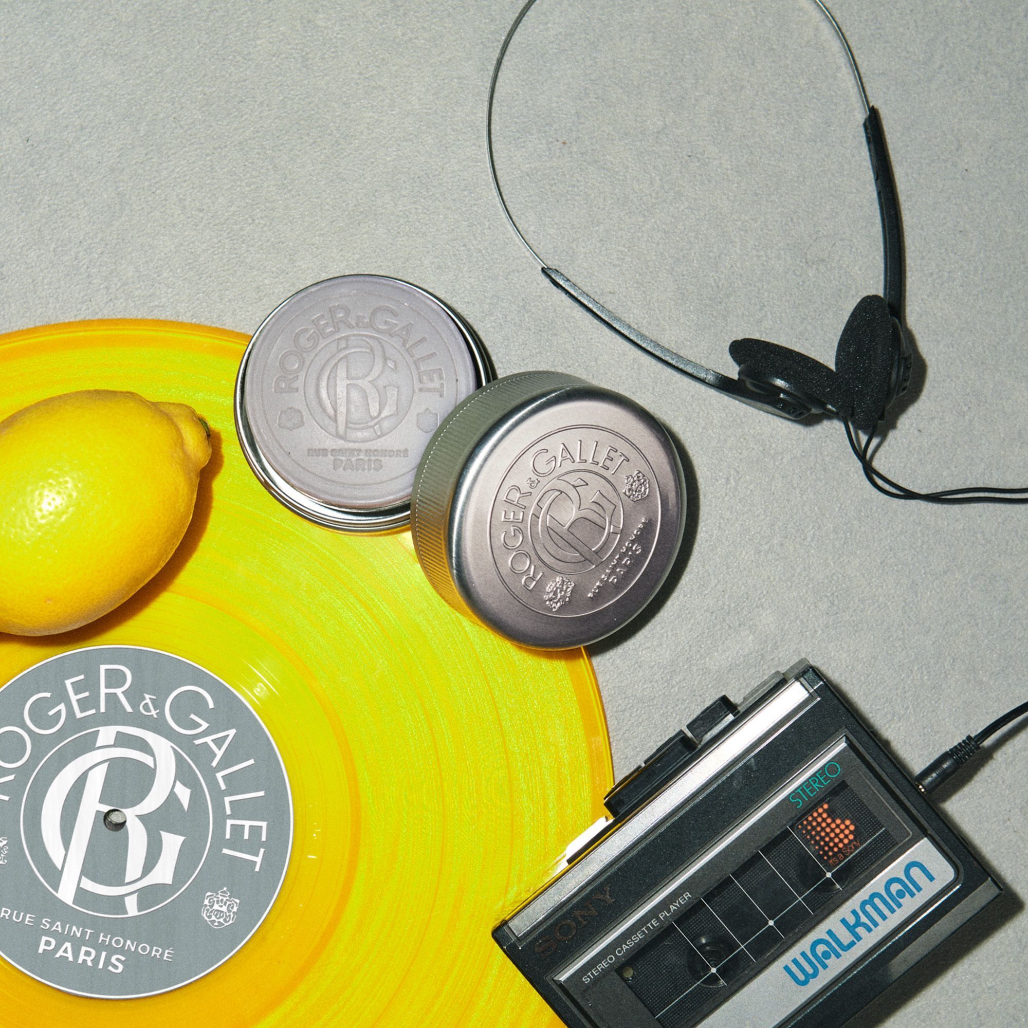 Pain de rasage Roger & Gallet, citron, disque vinyle et Walkman.