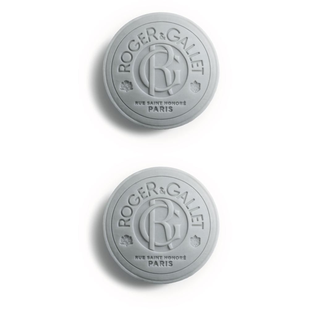 Deux pains de savon ronds avec le logo Roger & Gallet.
