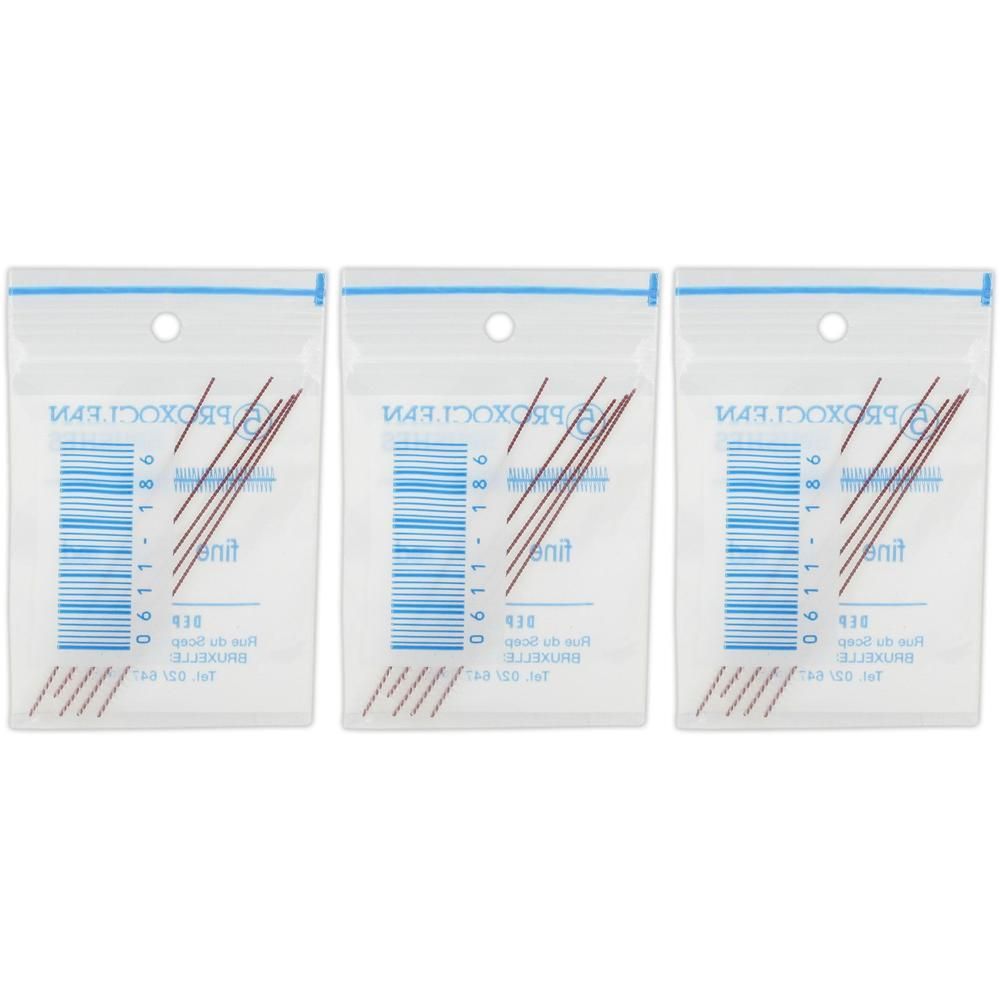 Trois petits sachets contenant de fines aiguilles rouges. Chaque sachet a un code-barres et du texte.