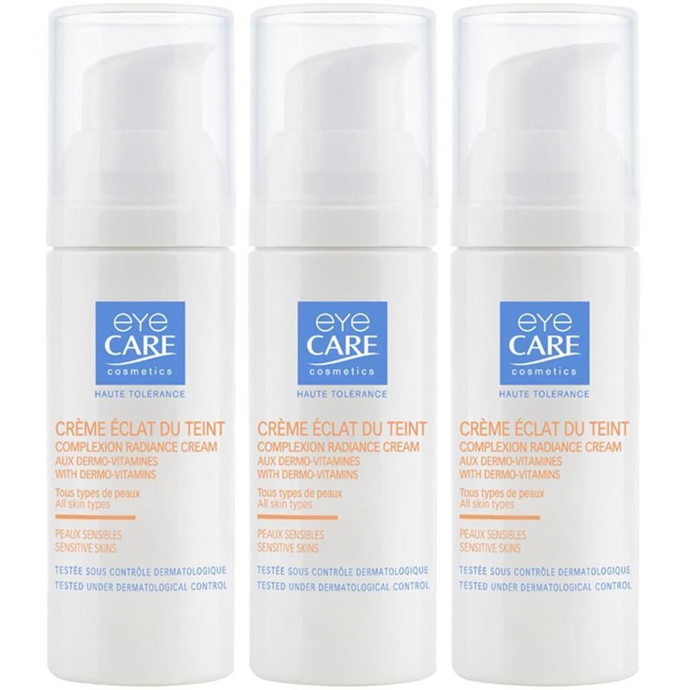 Trois flacons Eye Care Crème Éclat du Teint avec distributeurs à pompe. Flacons blancs avec logo et texte bleus.
