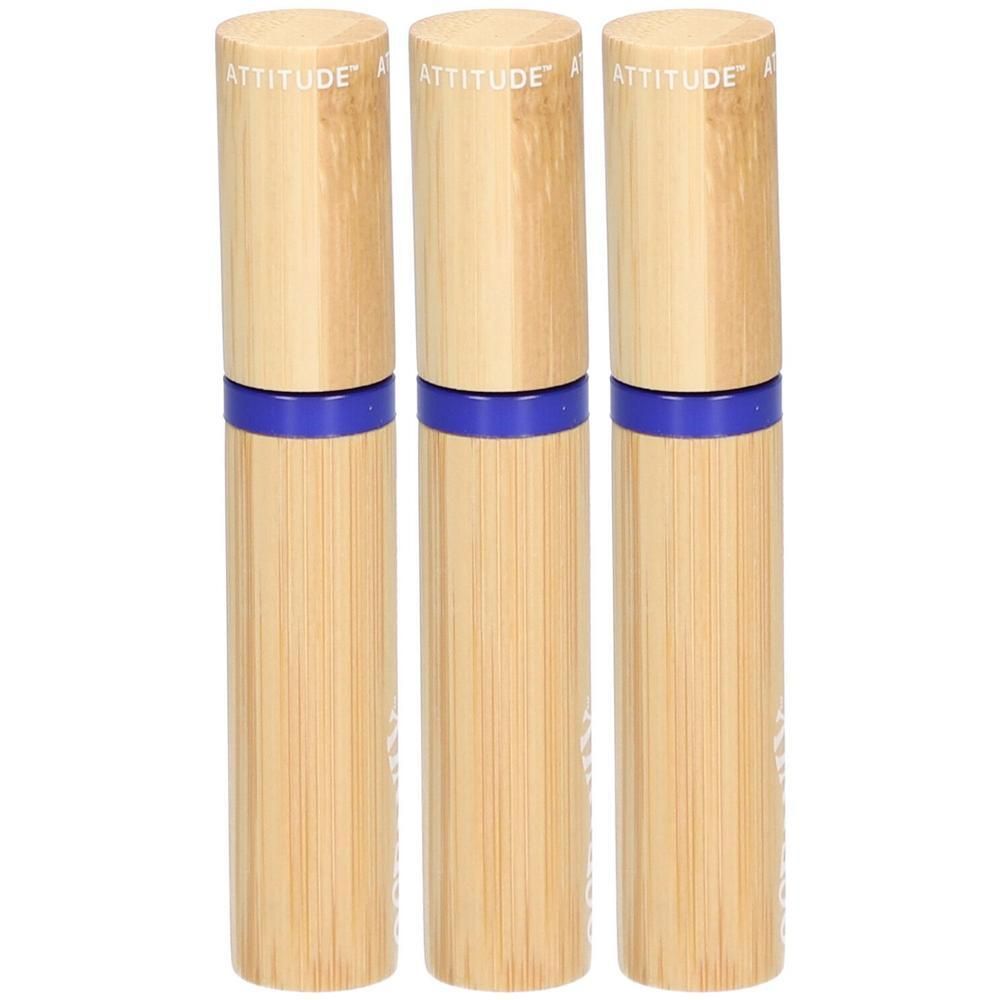 Trois flacons de mascara ATTITUDE en bambou avec des accents bleus.