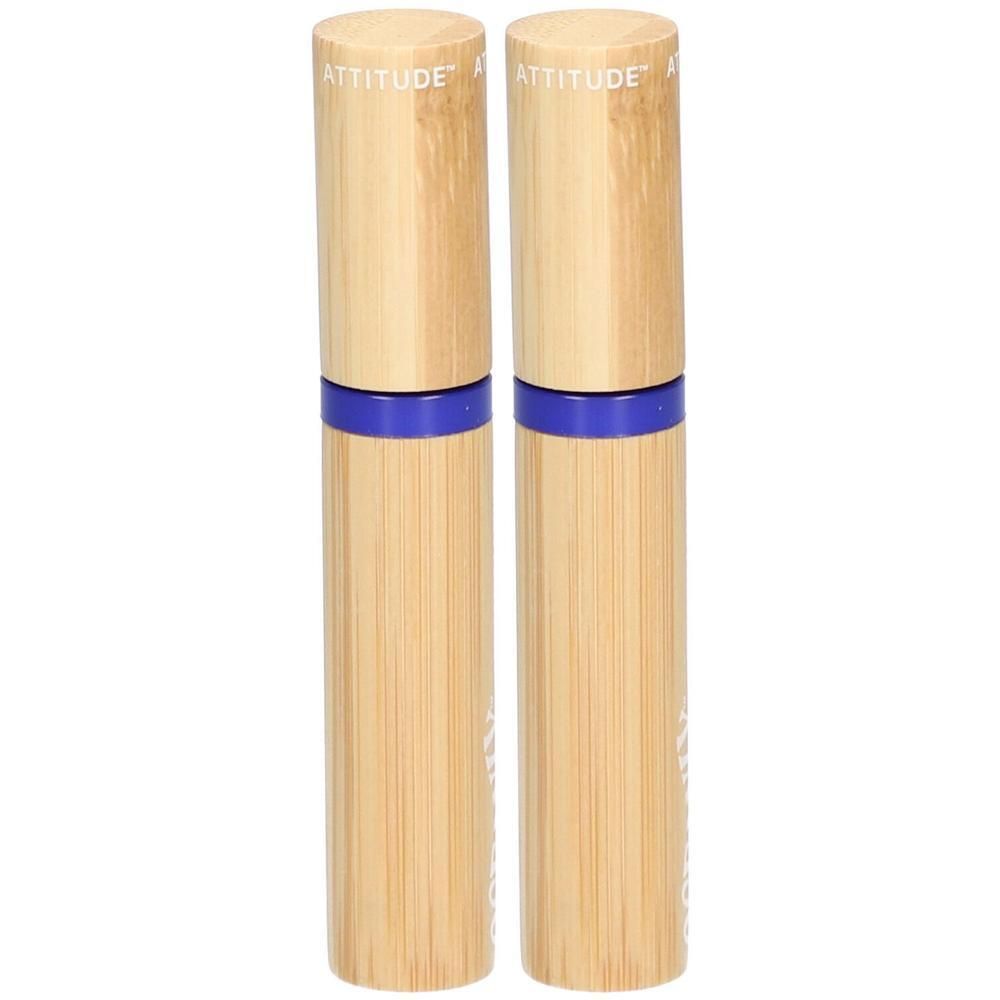Twee ATTITUDE mascara flesjes van bamboe met blauwe accenten.