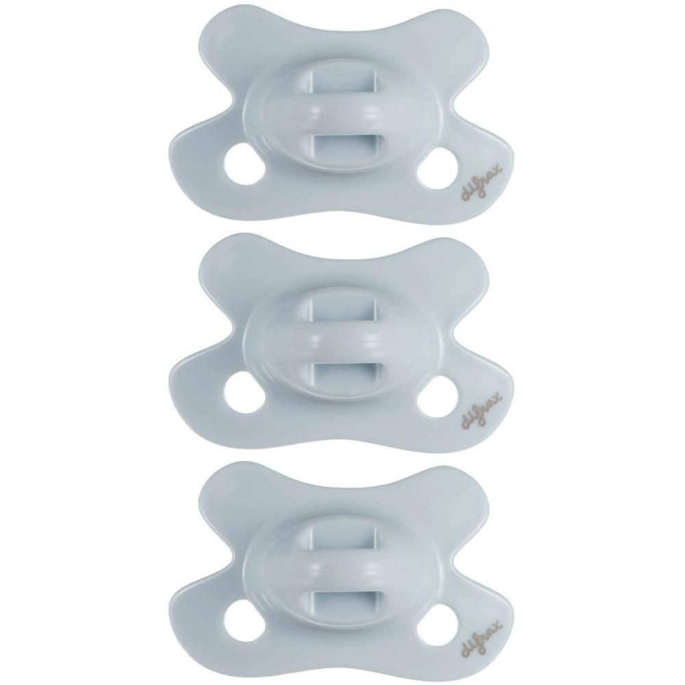 Drie lichtblauwe Difrax fopspenen met ovaal schild en twee ventilatiegaatjes.
