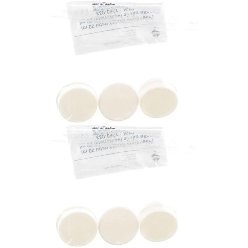 Drie witte pillendoosjes met deksels, ernaast een verpakking met tekst.