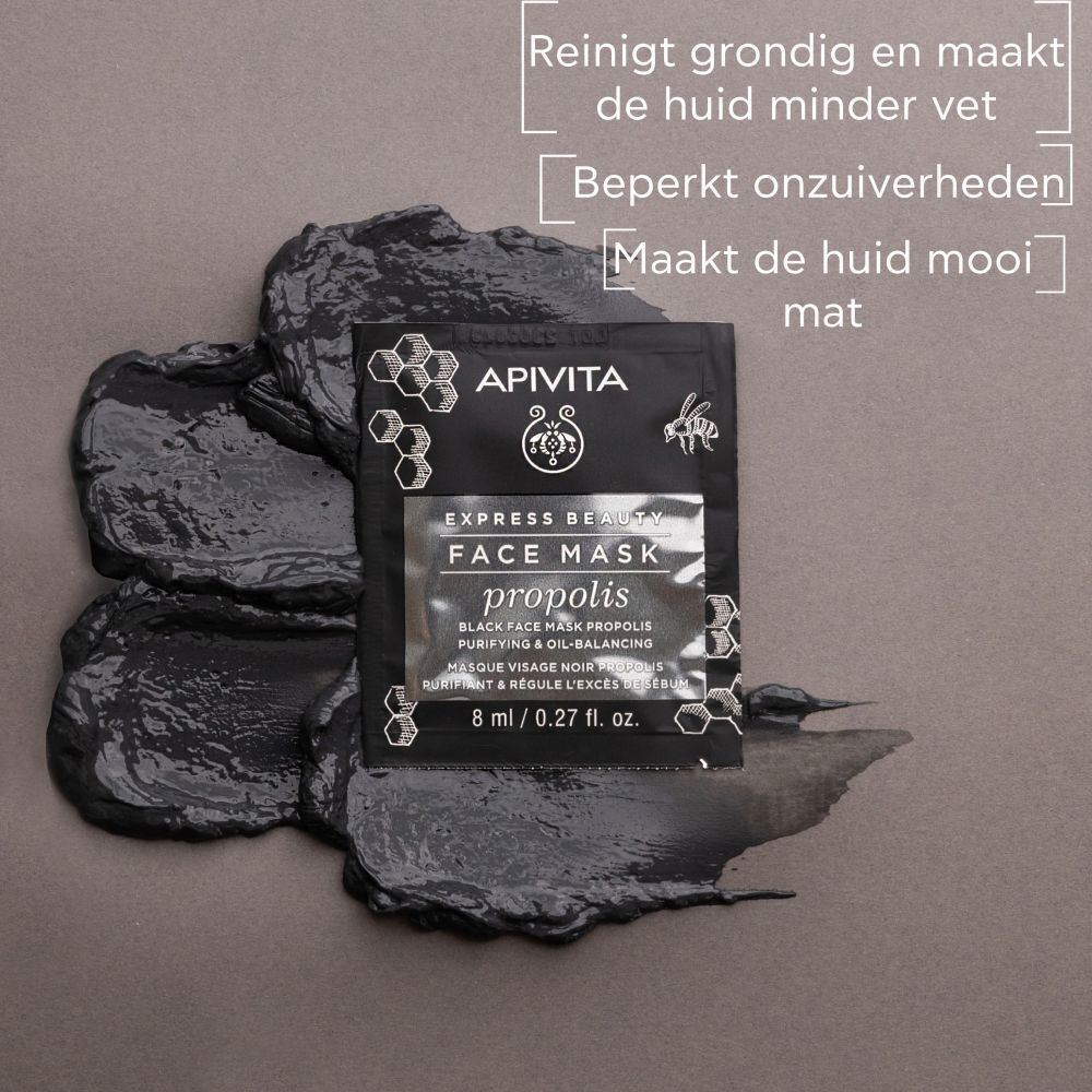 Apivita Express Beauty gezichtsmasker met Propolis, 8ml, op zwarte pasta.