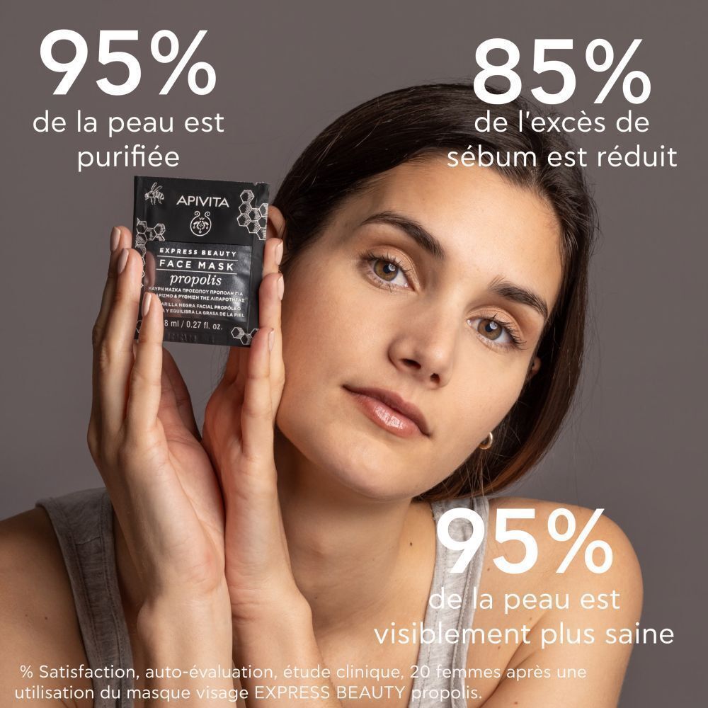 Femme tenant un masque facial Apivita Express Beauty au Propolis.