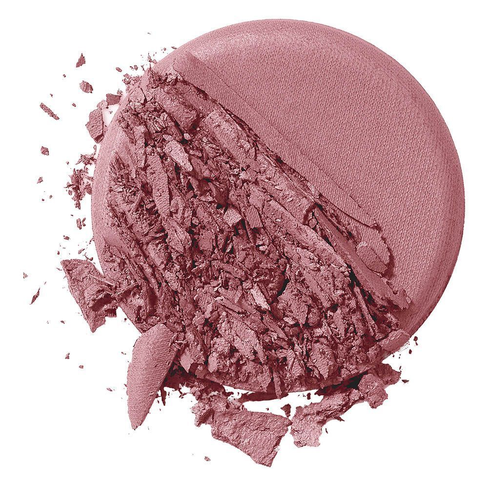 Gebroken, ronde roze blush poeder met lichte glans.