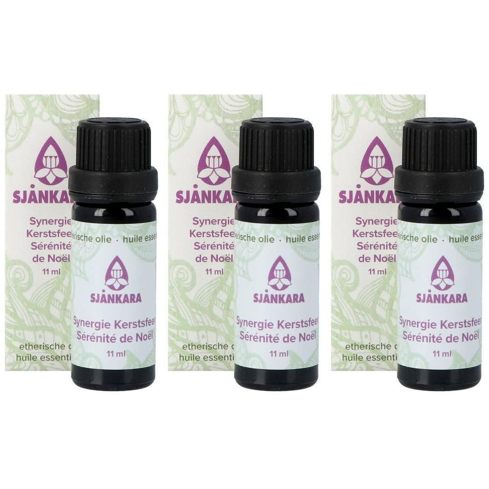 Drie flesjes van 11 ml etherische olie "Synergie Kerstsfeer" met zwarte dop, etiket en kartonnen verpakking.