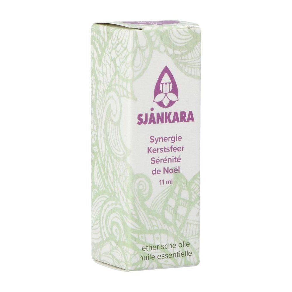 Een flesje van 11 ml etherische olie "Synergie Kerstsfeer" van SjäNKAra in geschenkverpakking.