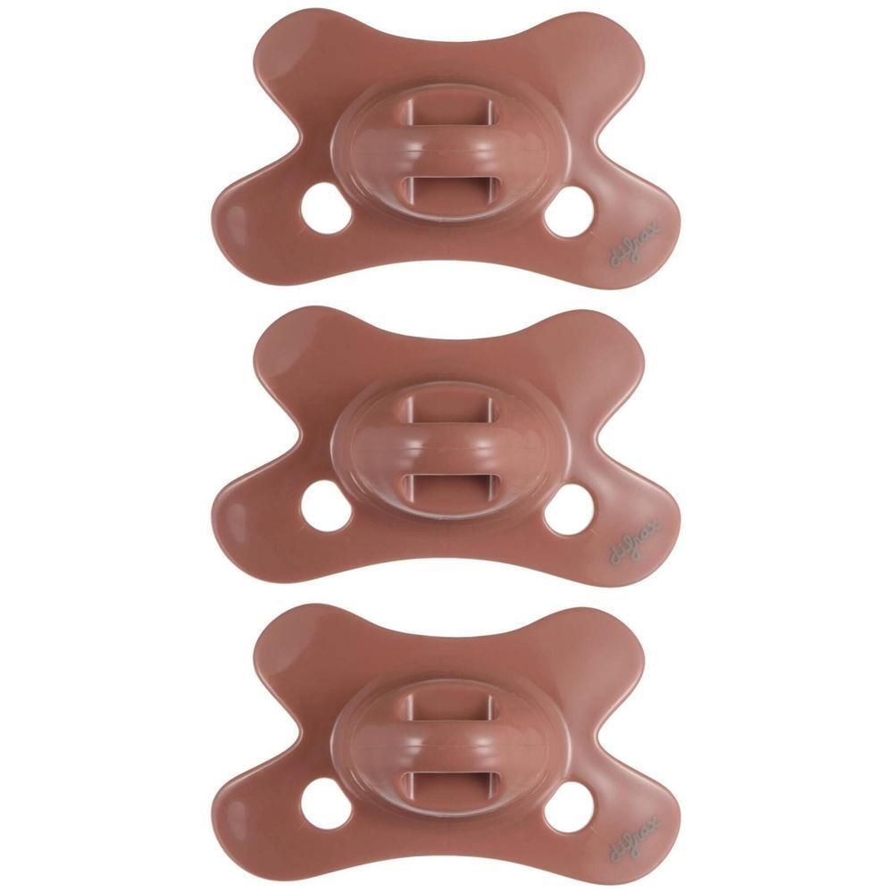 Trois sucettes marron avec tétine orthodontique et trous d'aération.