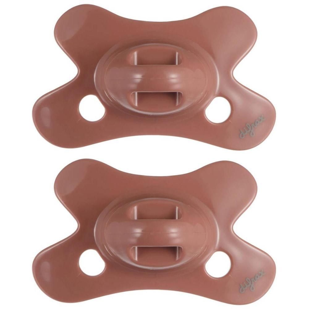 Twee bruine fopspeen met platte orthodontische speen en ventilatiegaten.