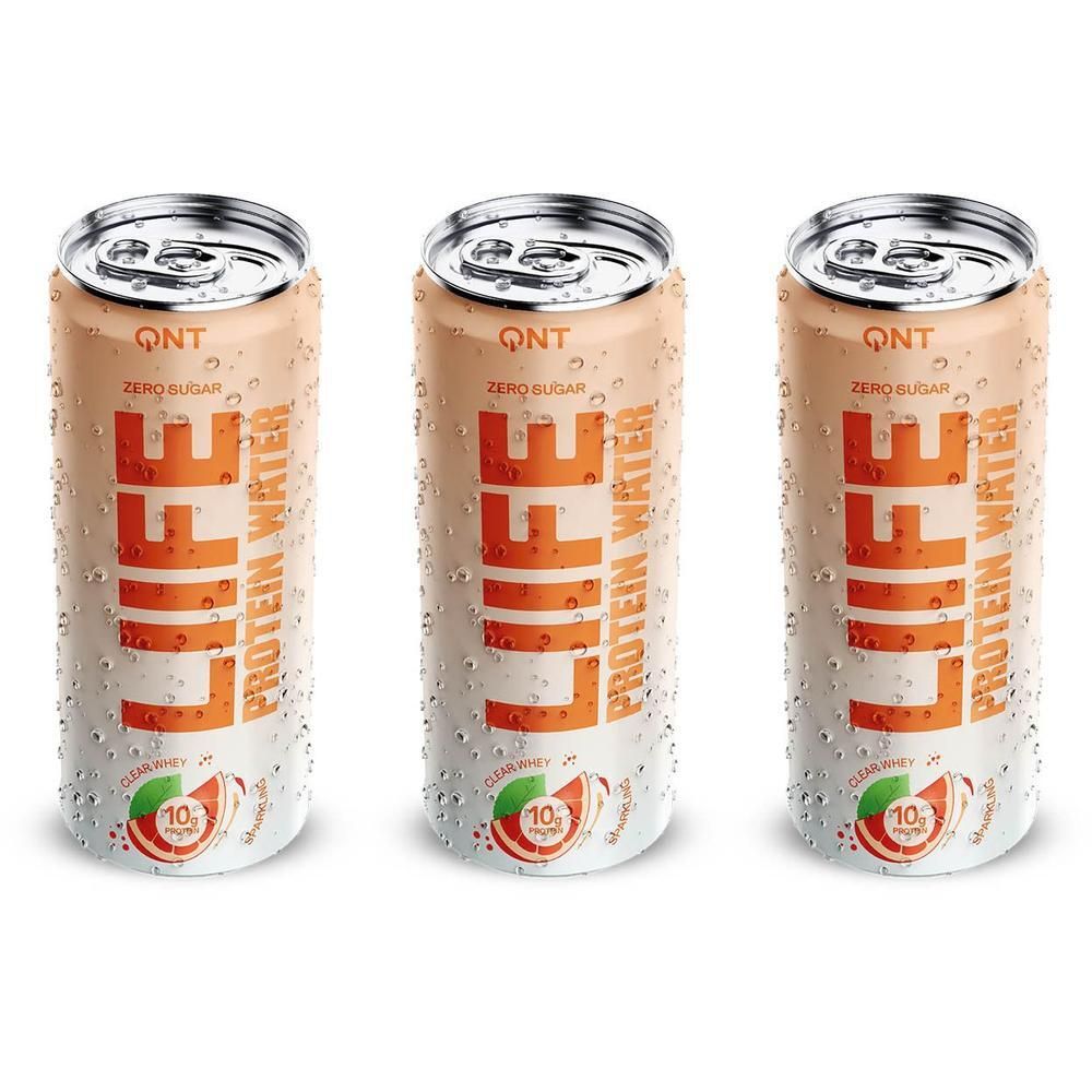 Trois canettes de QNT Protein Water Orange Sanguine Ginseng, couvertes de condensation.