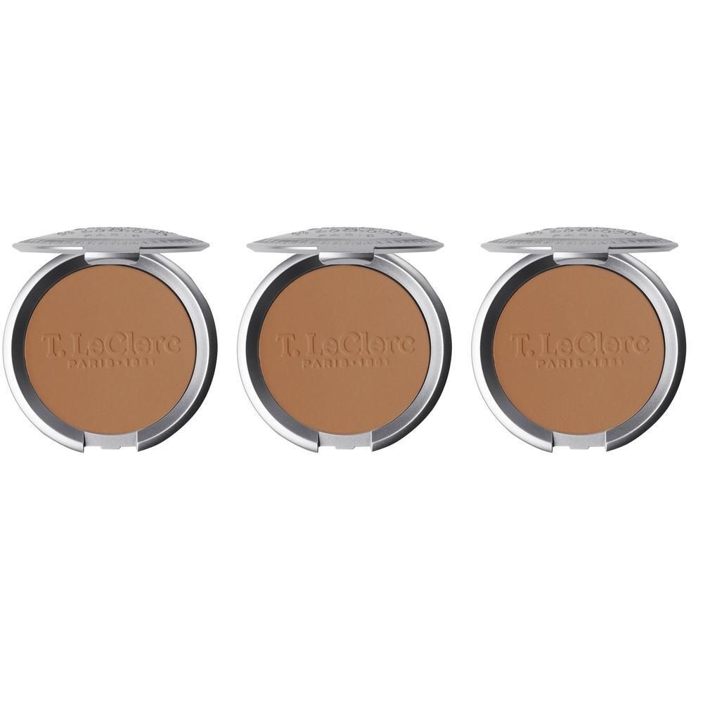 Trois poudres compactes T. LeClerc couleur Caramel dans des boîtiers argentés, couvercles ouverts.