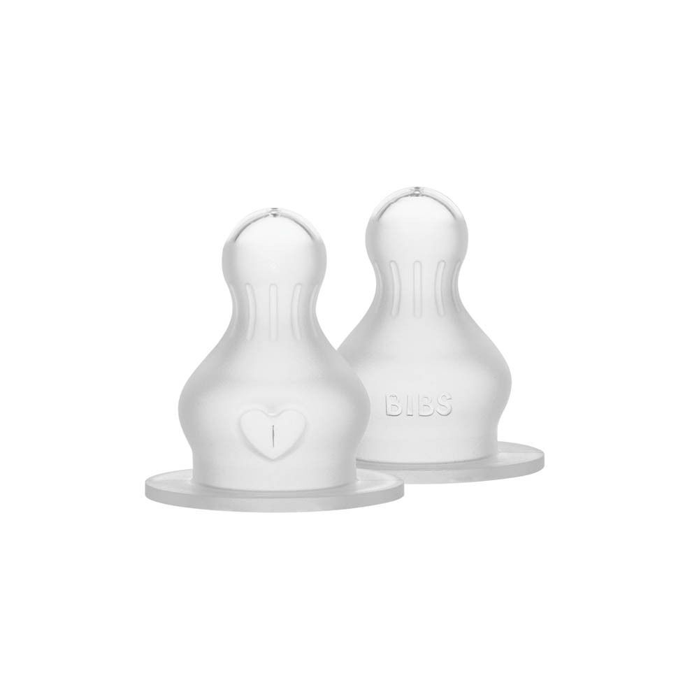 Twee BIBS siliconen flesvoeding spenen, rond, Slow Flow, met hart-reliëf en BIBS-logo.