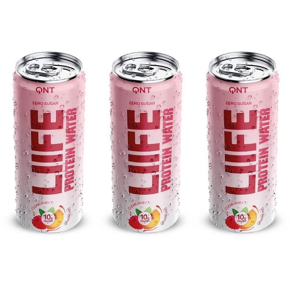 Trois canettes de QNT Liife Protein Water saveur Framboise Pêche. "ZERO SUGAR" et "10g PROTEIN" sont visibles.