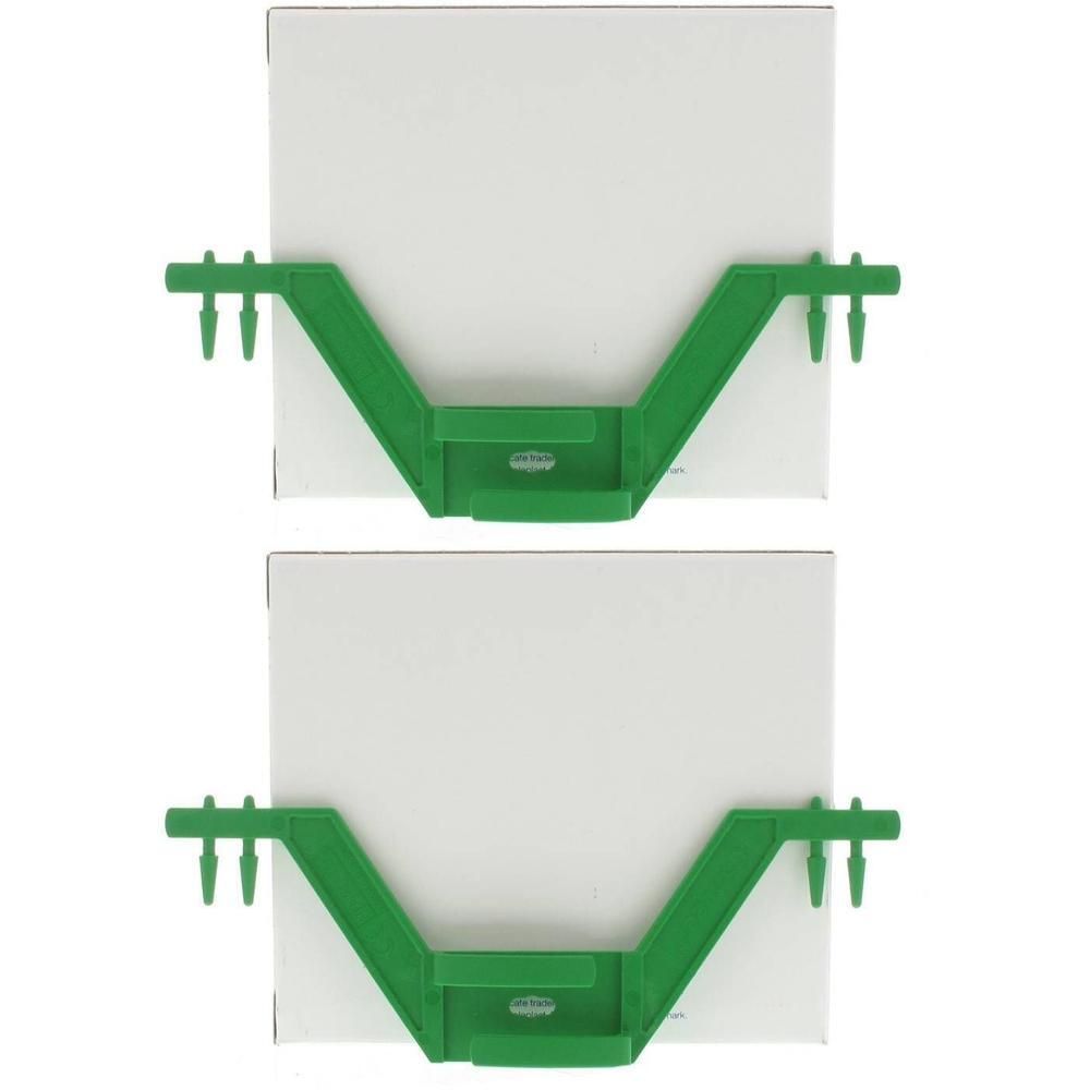 Deux supports verts avec trois broches chacun, fixés sur des boîtes blanches.