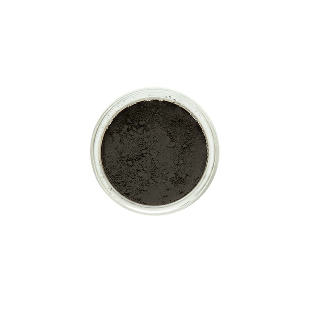 Un pot ouvert de poudre minérale noire, vu de dessus.