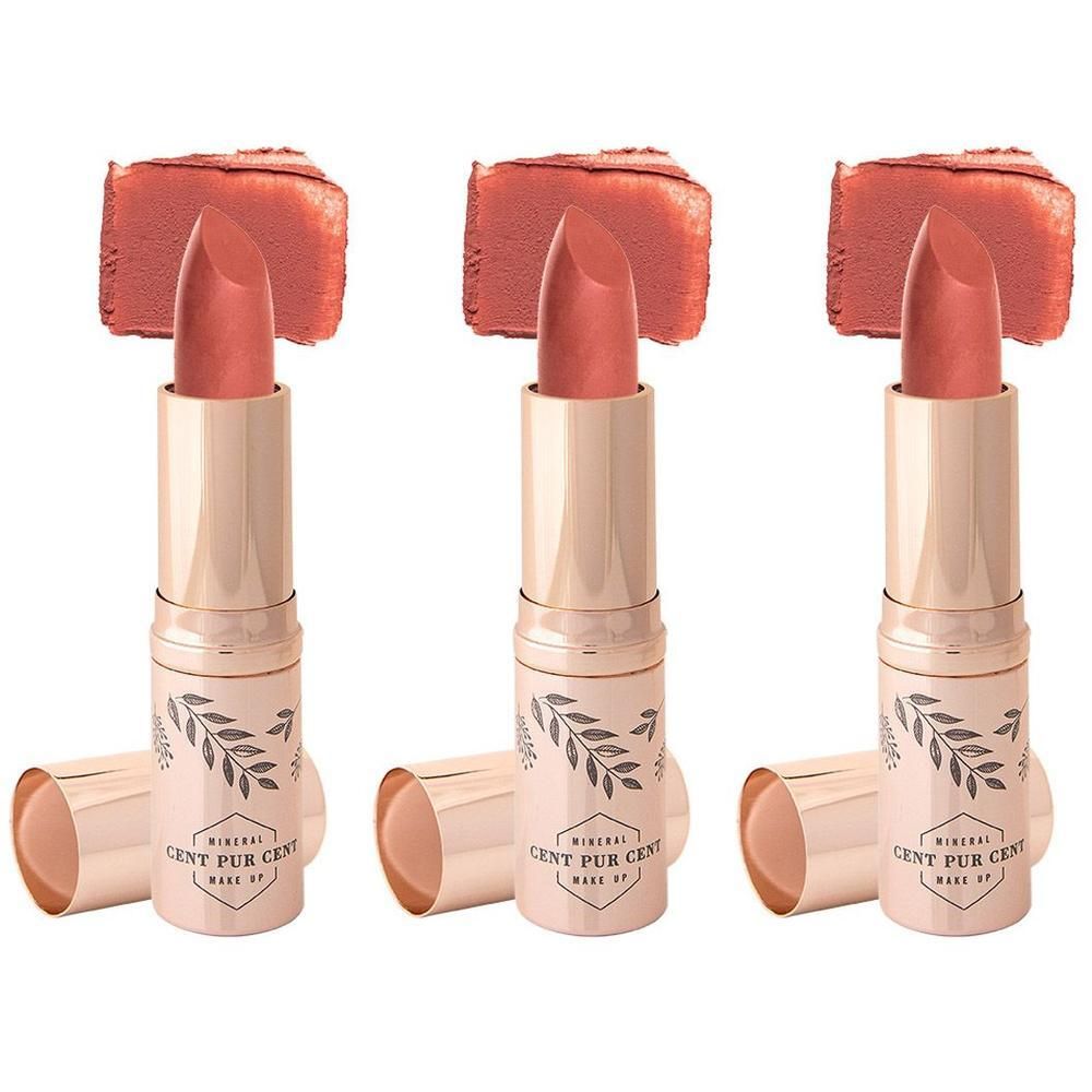 Drie perzikkleurige lippenstiften met aangebrachte kleurstalen. De stiften hebben een gouden huls met bladerenmotief en de tekst 'CENT PUR CENT MAKE UP'.
