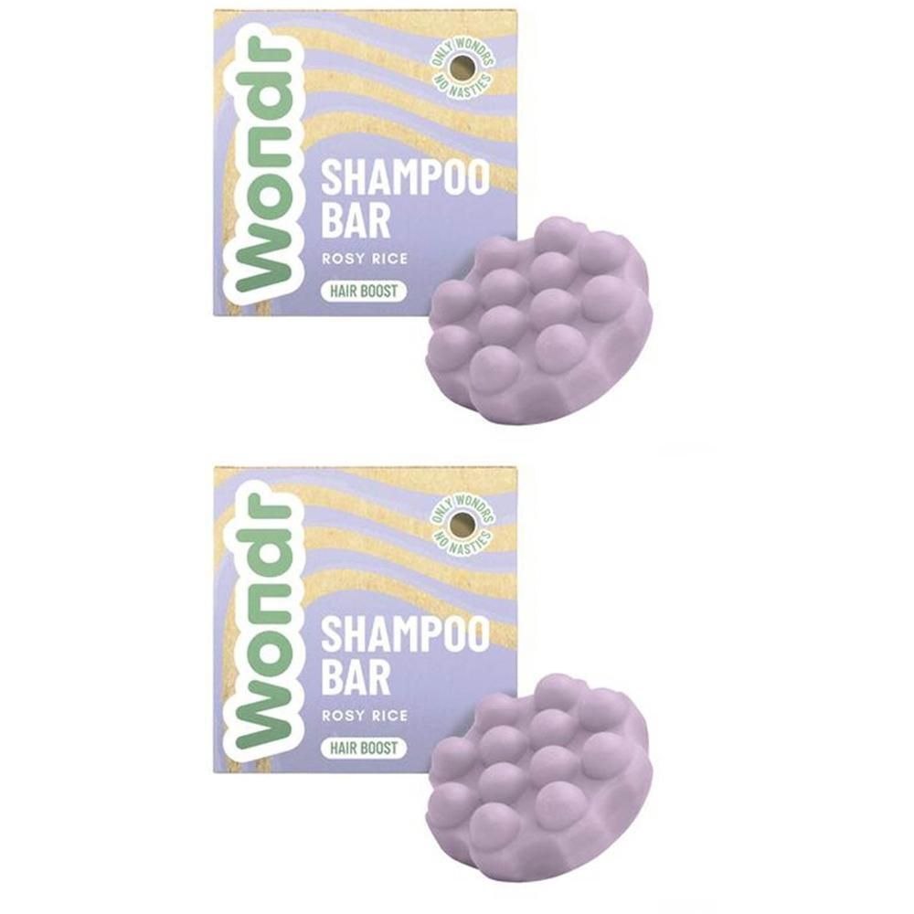Deux barres de shampoing Wondr Rosy Rice lilas, avec une texture à picots.